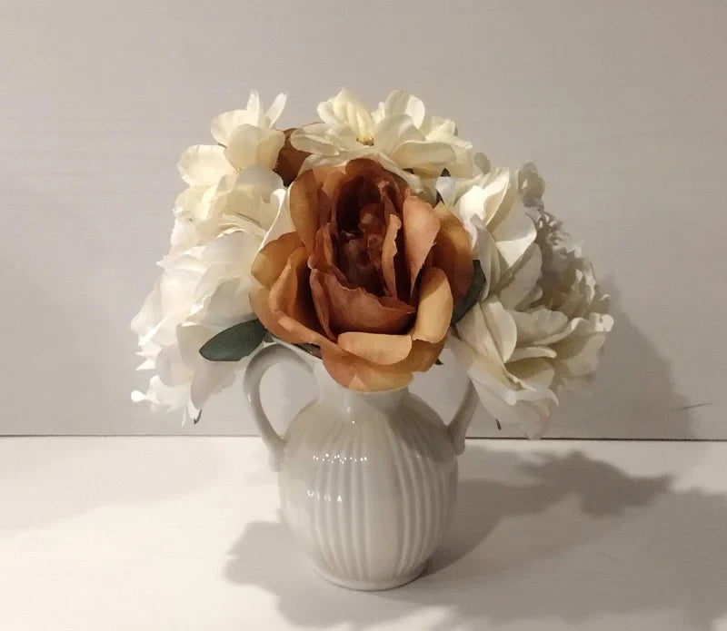 Arrangement floral pivoine et rose dans un vase baroque