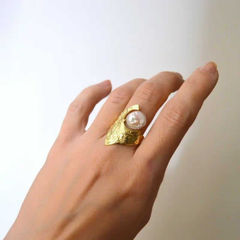 Bague perle dorée texturée