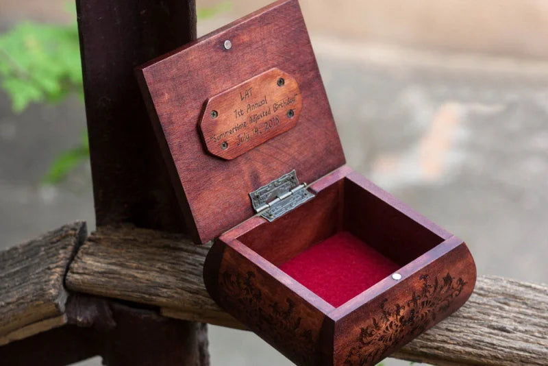 Belle boîte à bijoux vintage en bois - Boîte avec plaque en bois