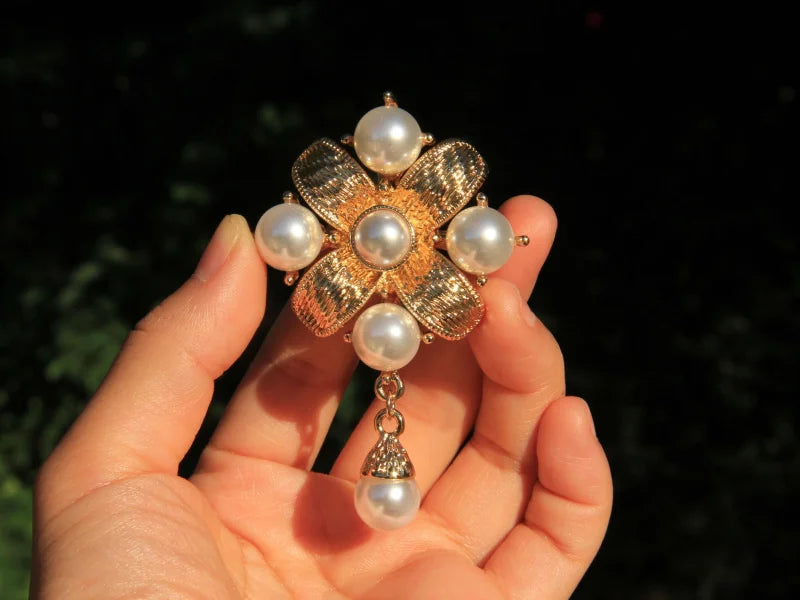 Broche Baroque Doré Perle Blanche