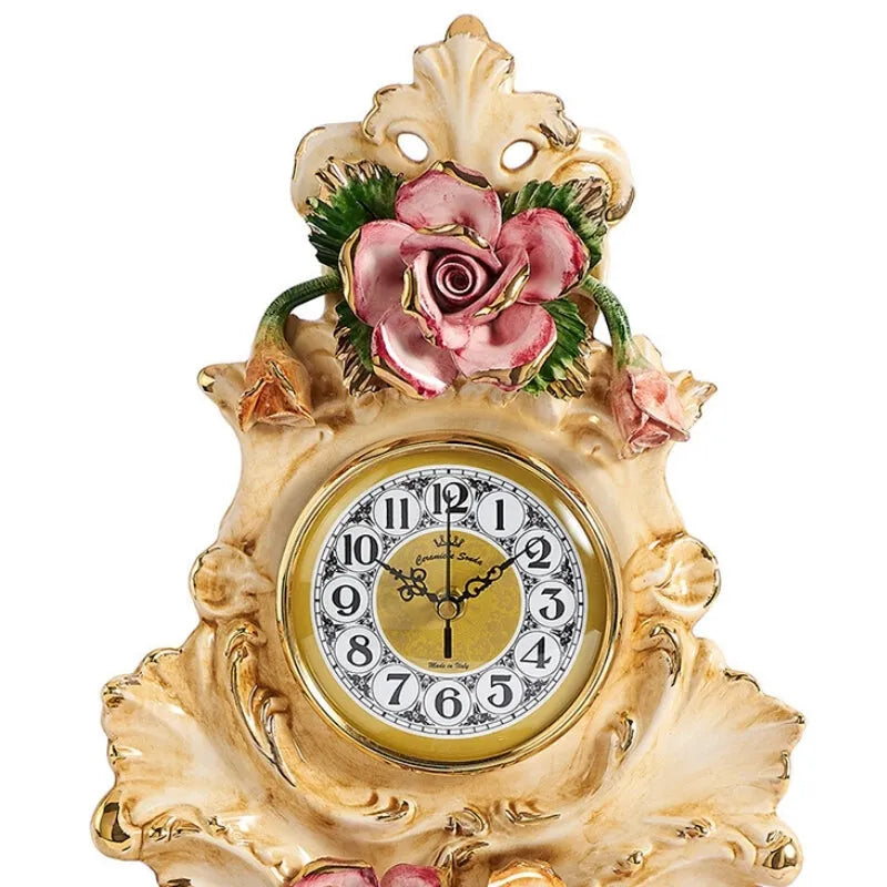 cadran romain sur horloge ceramique made in italy avec rose sculptee faite main style rococo