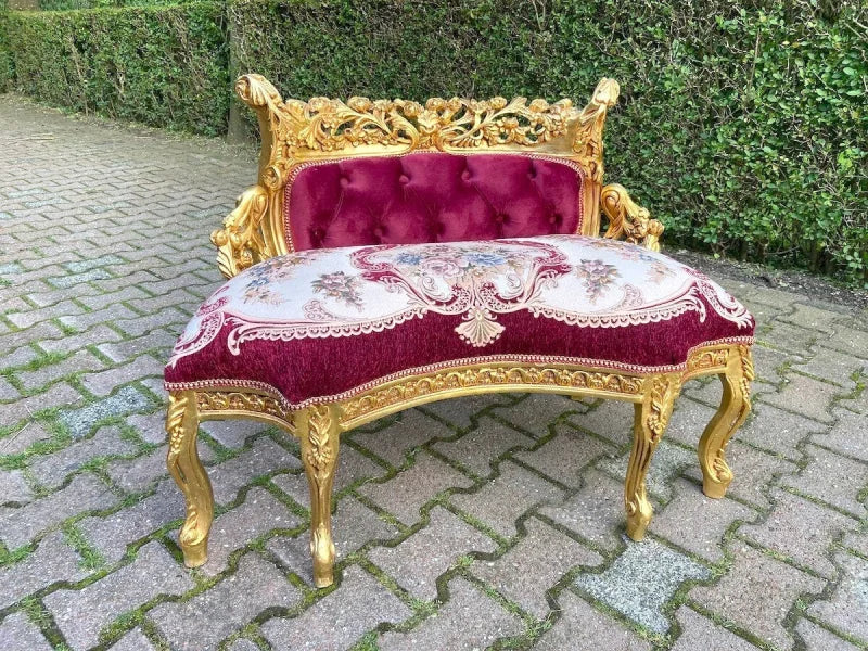 Canapé baroque en hêtre doré capitonné de velours rouge et damassé