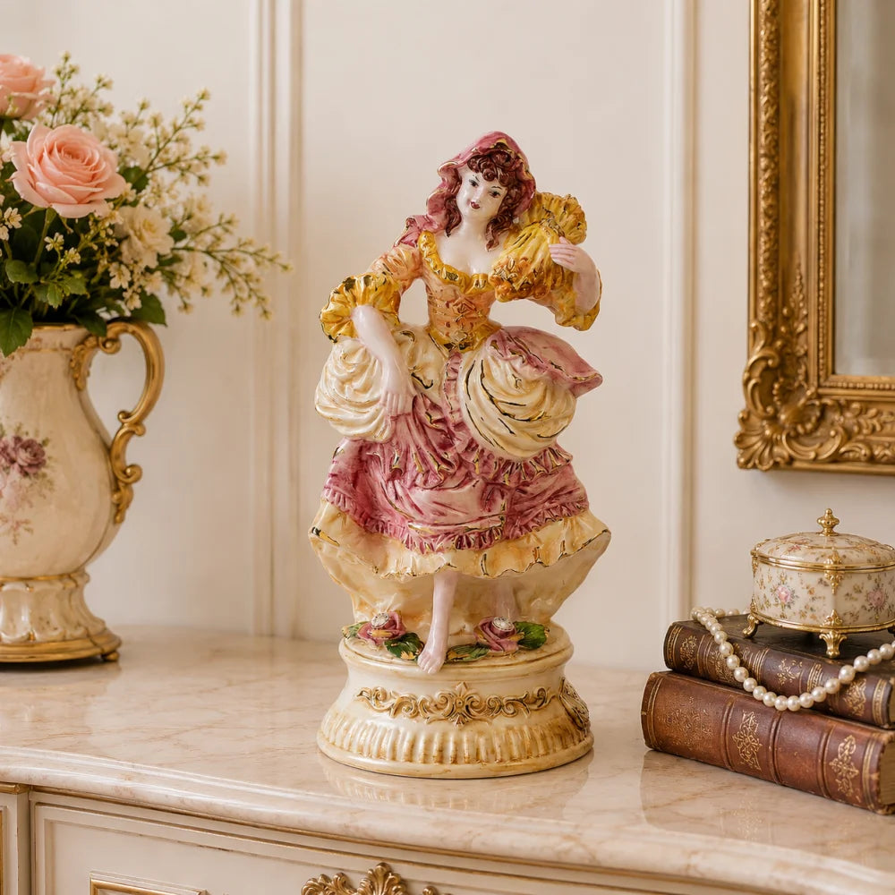 figurine-femme-avec-robe-du-XVIIIe-pour-decoration-de-salon-aristocratique / figurine baroque pour decoration de luxe style Louis V