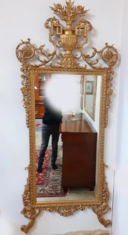 Miroir style baroque florentin en bois sculpté et feuille d’or