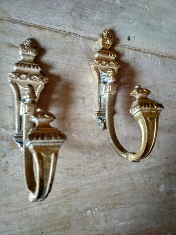 Paire d’anciens crochets baroques en bronze style rocaille