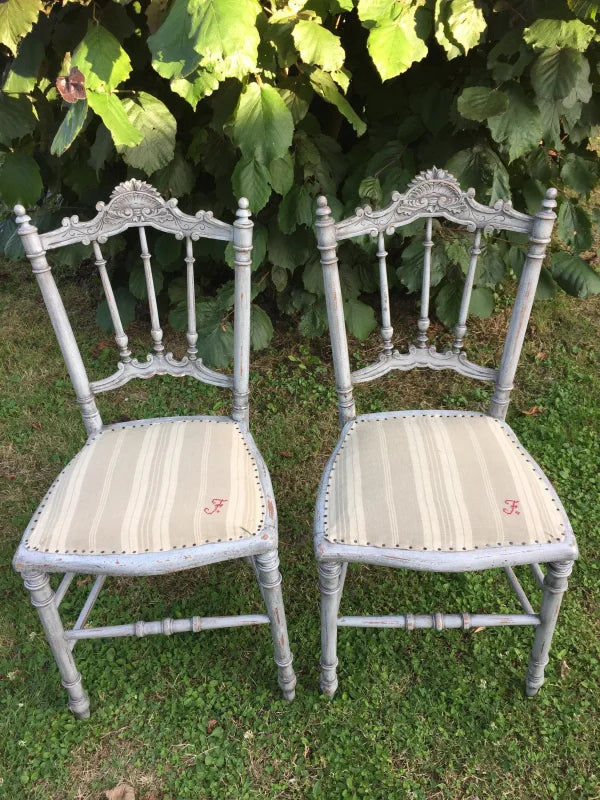 Paire de chaises anciennes style Louis XV en bois