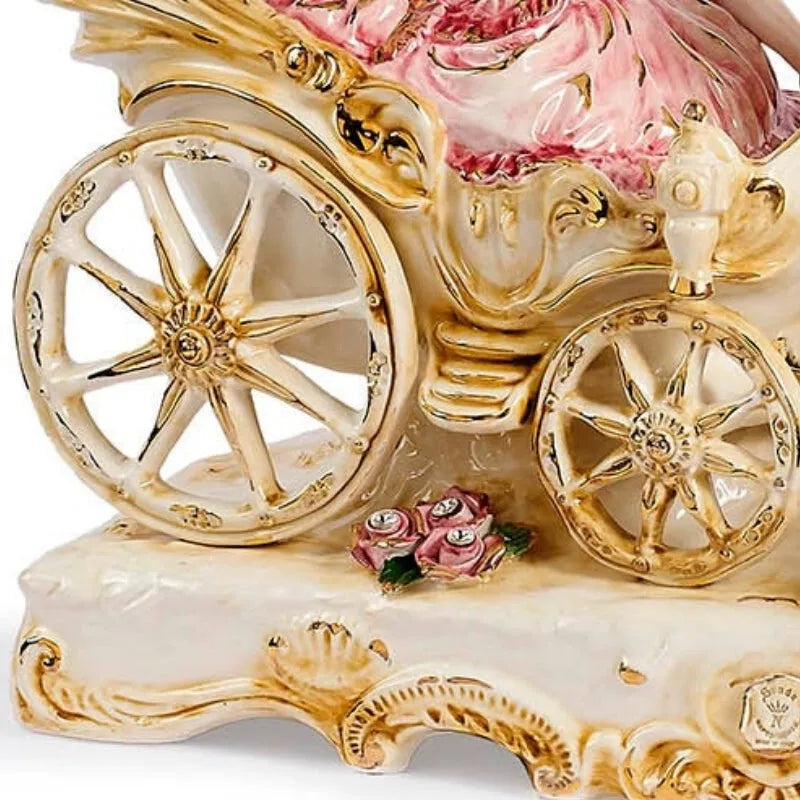 roues de calèche style XVIIIe et ses sculptures en volutes ornées de roses en ceramique style rococo