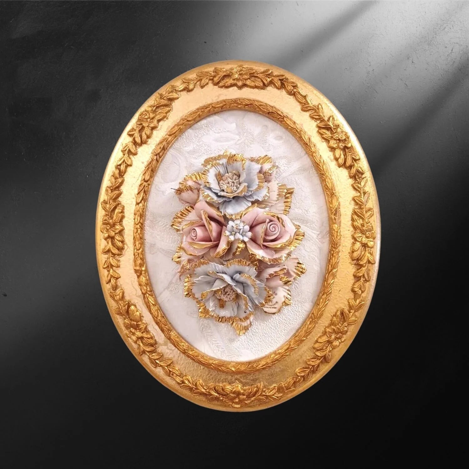 Tableau ovale rococo baroque en porcelaine de Capodimonte – L’éveil des roses impériales - Tableau ovale rococo baroque