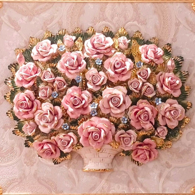 Bouquet de roses rose poudré en porcelaine Capodimonte sculpté en relief dans un style rococo Louis XV