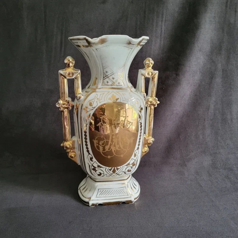 Vase baroque en porcelaine blanc et or