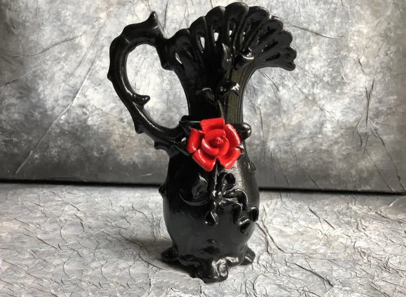 Vase baroque noir rose rouge