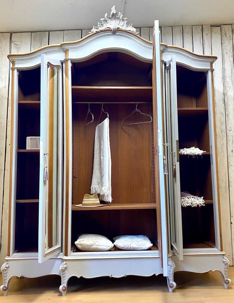 anciennes armoires baroques style Louis XV 18e siecle