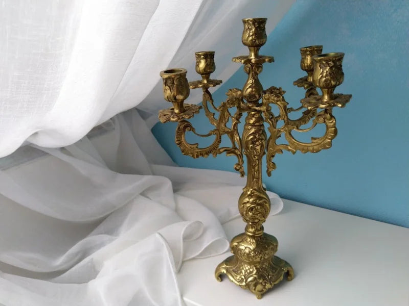 Collection de bougeoirs, chandeliers, cadres photos, vases, crochets, statues et portes-manteaux baroques