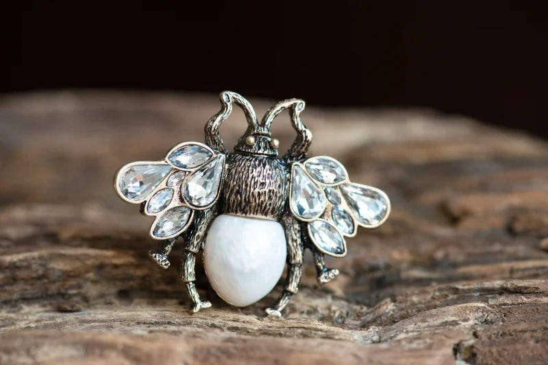 broche-baroque-pierre-blanche-abeille