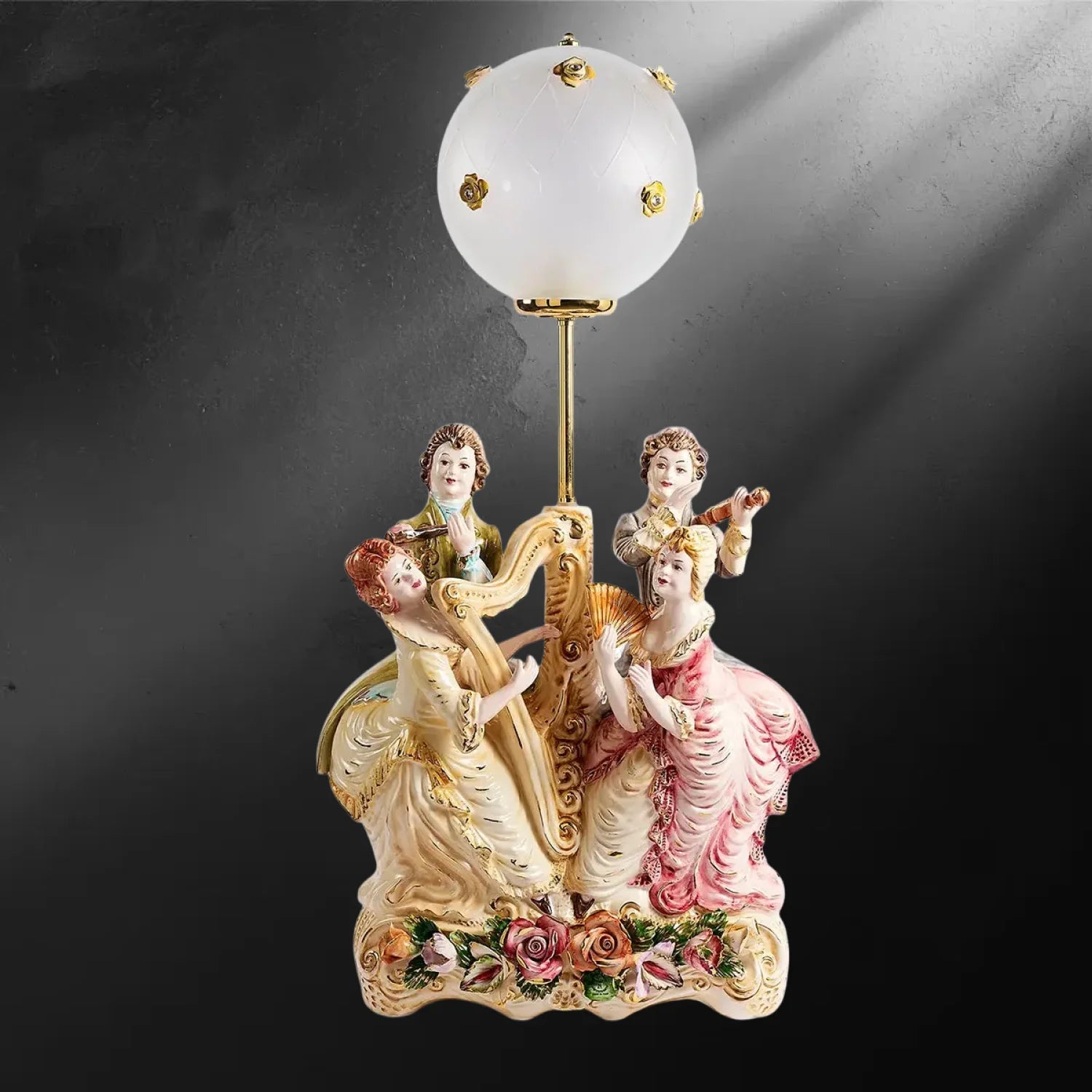 Lampe rococo baroque globe opalin en céramique Capodimonte  – Le concert des muses