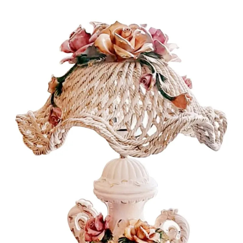 abat-jour tresse en ceramique de capodimonte avec roses et feuilage sculptés au sommet style XVIIIe siecle