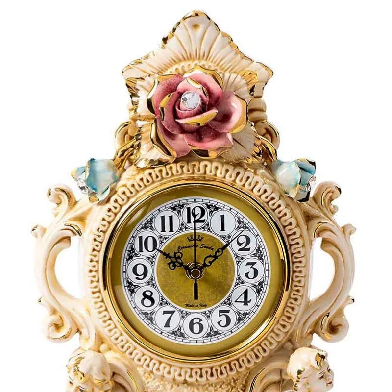 cadran romain d'horloge en ceramique de capodimonte entouré d'une rose et de volutes style rococo sculptés à a main en Italie