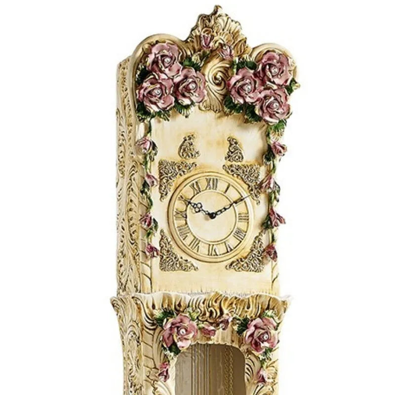 cadrand romain d'horloge comtoise entourée de roses capodimonte de couleur roses sculptées à la main