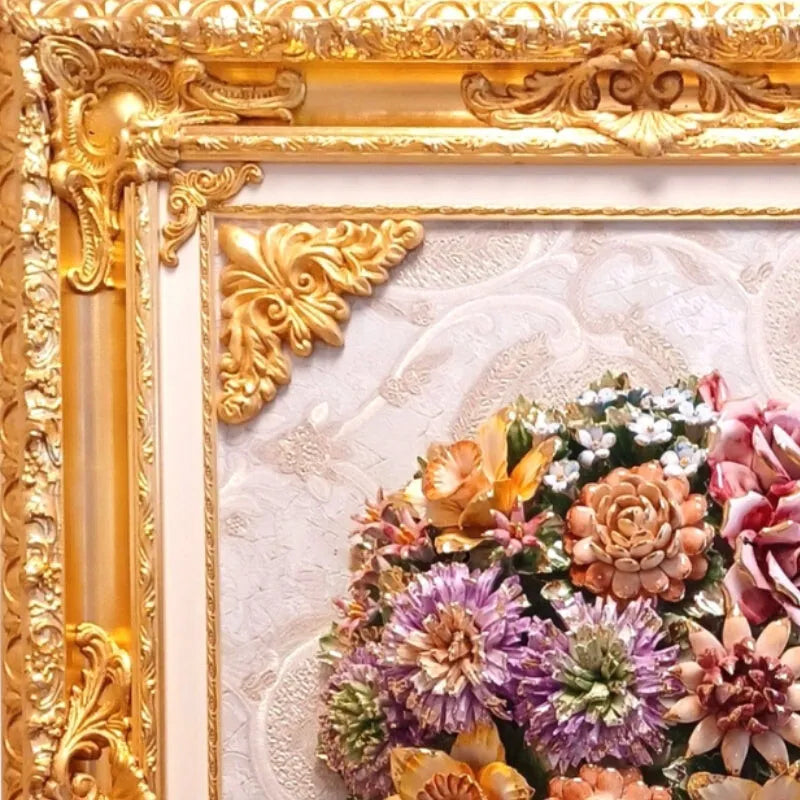 Angle supérieur gauche du cadre baroque à la feuille d’or avec bouquet en relief en ceramique Capodimonte