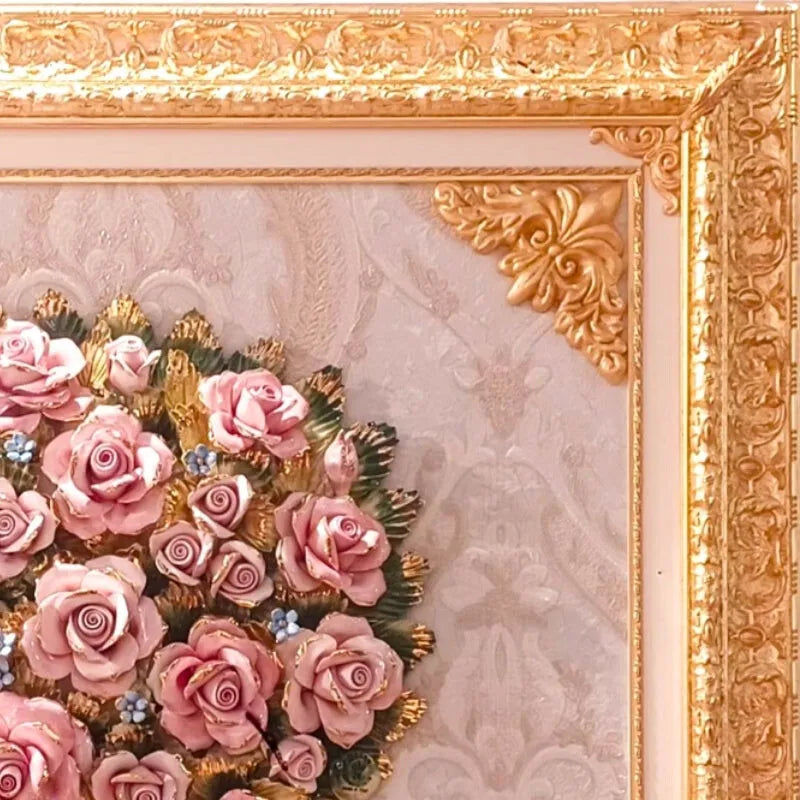 Détail du cadre baroque style XVIIIe en bois doré à la feuille d’or 24 carats