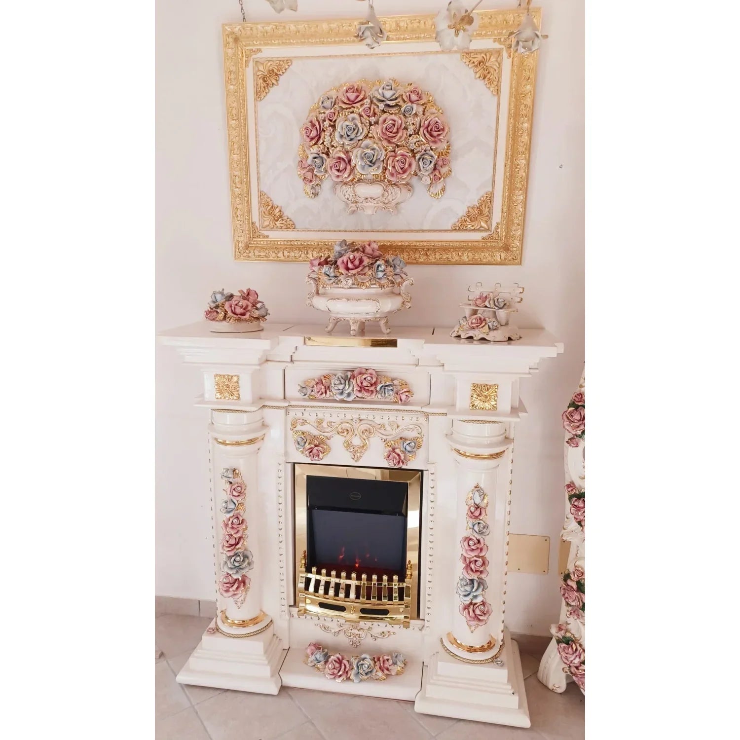Cheminée électrique rococo baroque en céramique de Capodimonte dans salon aristocratique style XVIIIe