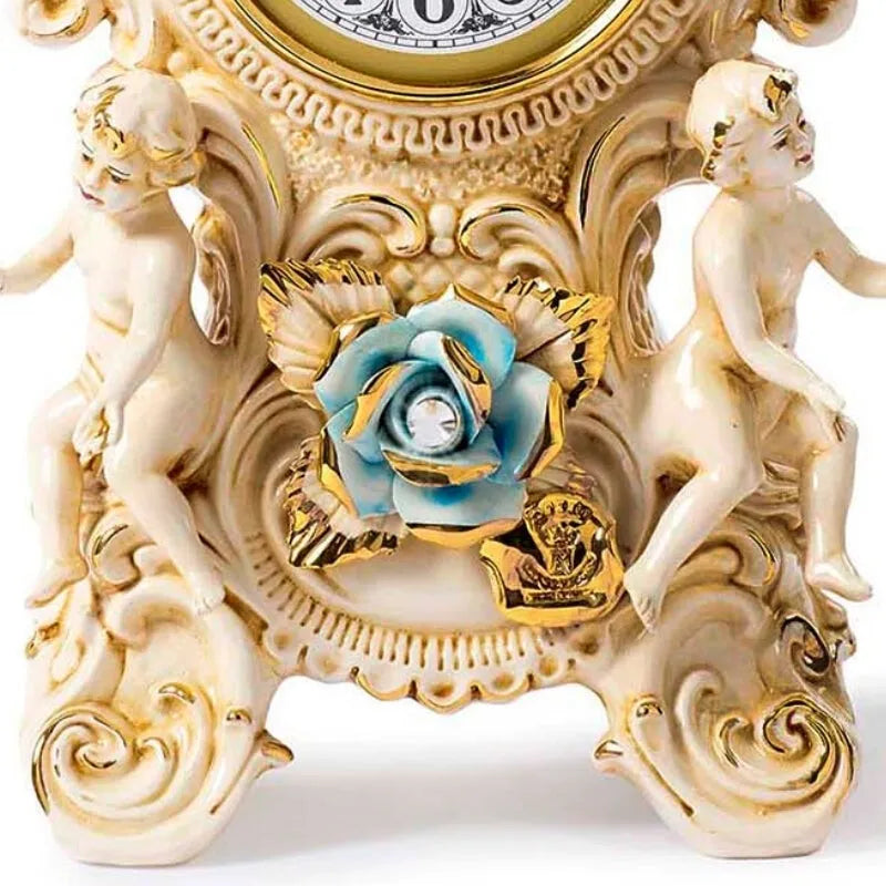 2 angelots entourant une roses bleu avec pétales sculptés à la main et incrustée d'un cristal swarovski, avec poinçon N de capodimonte