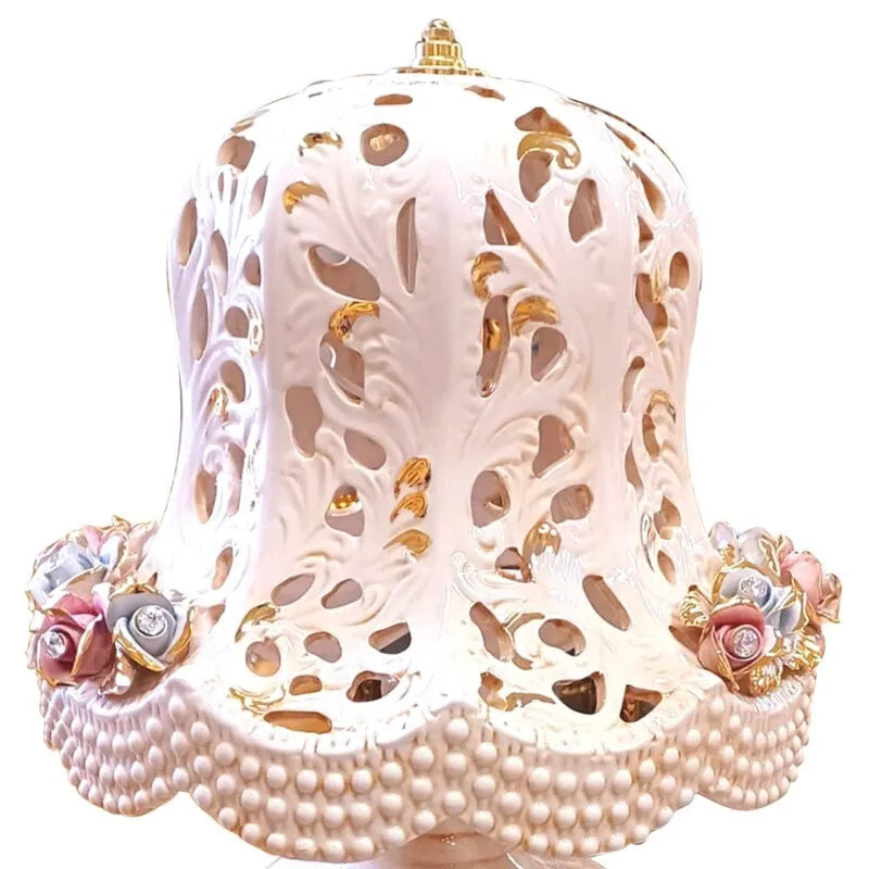 cloche de lampe en ceramique de capodimonte avec roses bicolores, cristaux swarovski et perles sculptées à la main style rococo