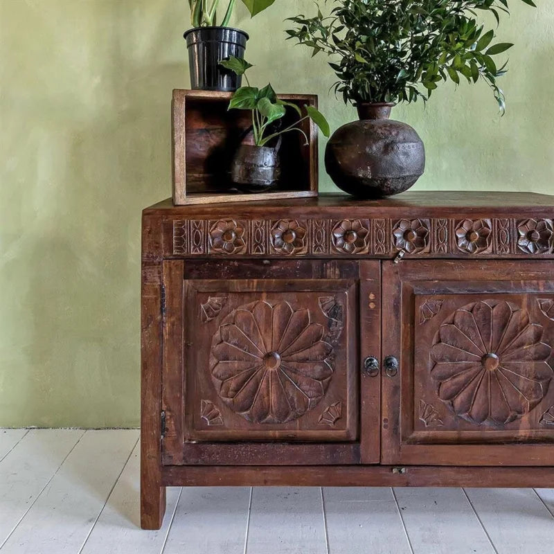 Commode avec sculptures en bois recyclé