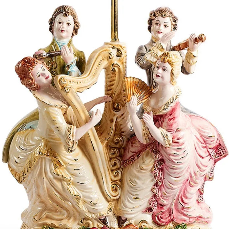sculpture en ceramique d'un concert de musiciens jouant du violon et de la harpe à l'époque baroque