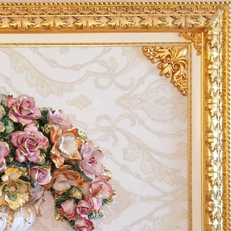 Angle supérieur droit de la corniche baroque à la feuille d’or 24 carats d’un tableau Capodimonte style XVIIIe