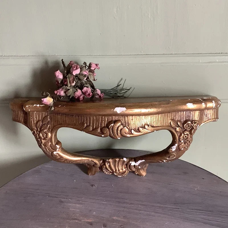 Étagère console baroque en plâtre peinte couleur or