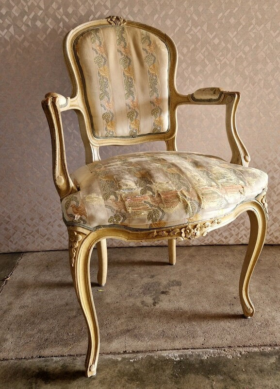 Fauteuil cabriolet baroque en bois mouluré et laqué - style Louis XV