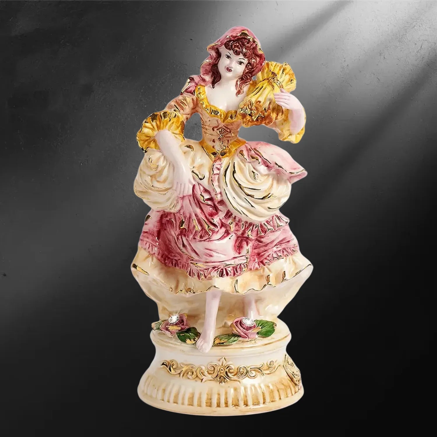 Figurine porcelaine Capodimonte femme à l’éventail style rococo - Figurine Capodimonte femme éventail rococo fait main