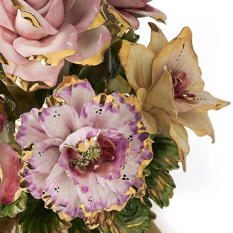 Gros plan sur des fleurs en céramique Capodimonte peintes à la main et rehaussées d’or 24 carats avec marquage Made in Italy