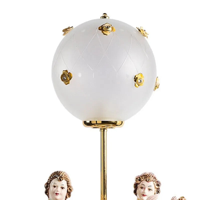 globe en verre opalin avec dorure à la feuille d'or 24k au sommet d'une lampe haute baroque 