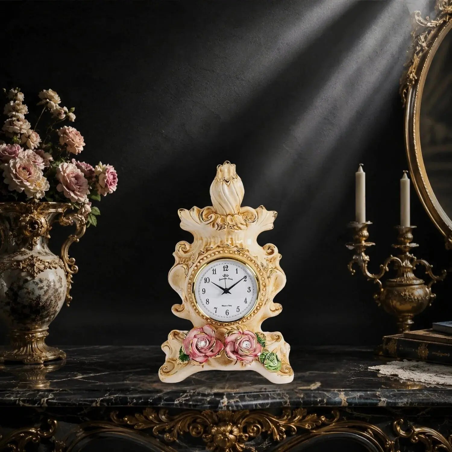 Horloge de table en porcelaine Capodimonte aux roses Swarovski style XVIIIe - Horloge de table porcelaine Capodimonte