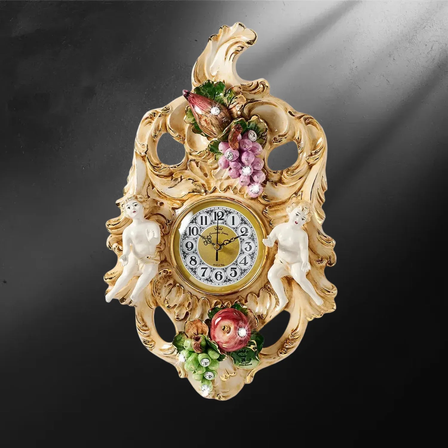 Horloge murale Capodimonte aux chérubins style rococo - Horloge murale porcelaine Capodimonte chérubins rococo Italie