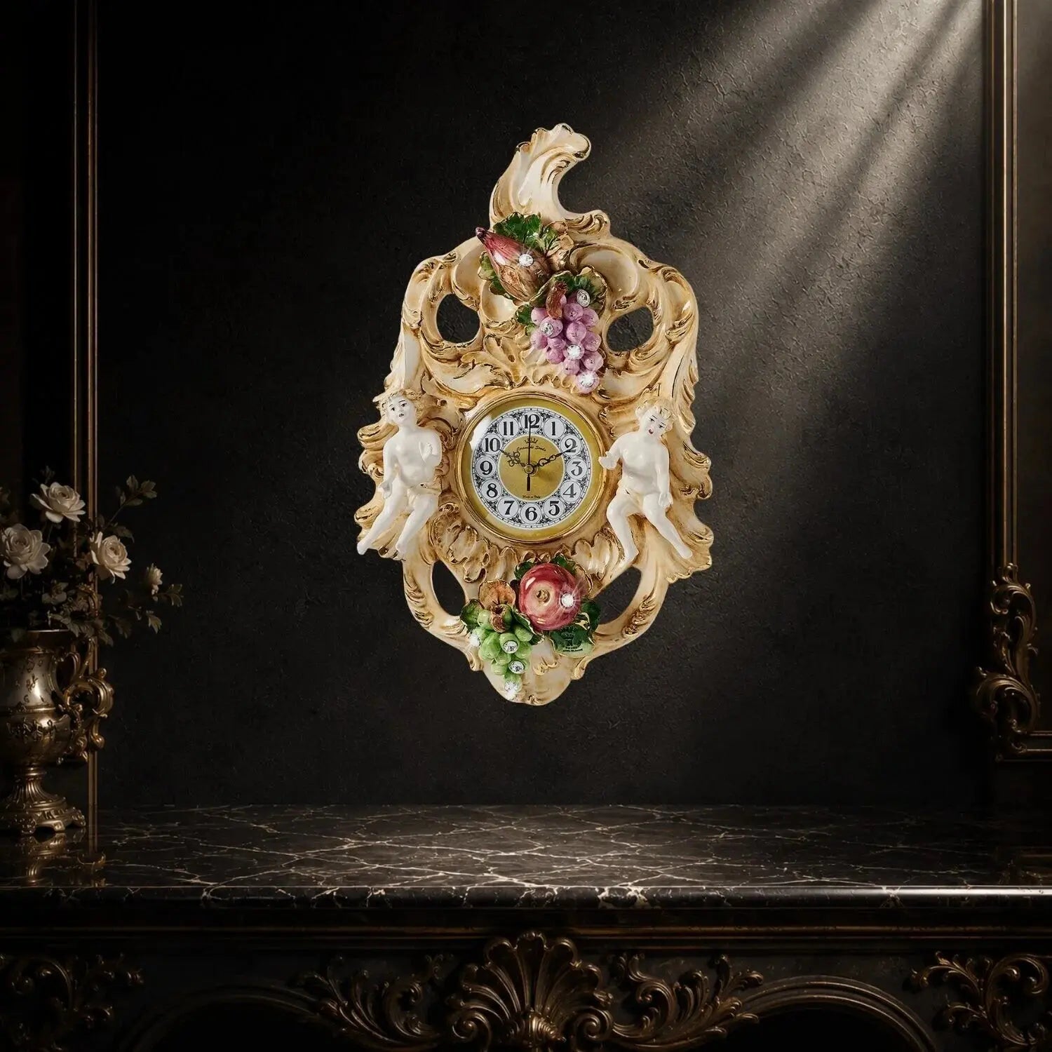 Horloge murale Capodimonte aux chérubins style rococo - Horloge murale porcelaine Capodimonte chérubins rococo Italie