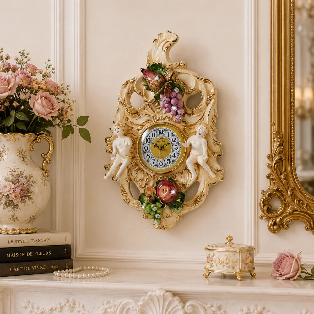 horloge-murale-pour-salon-baroque-style-XVIIIe / horloge aux cherubins style marie antoinette pour interieur de luxe / horloge murale design italien
