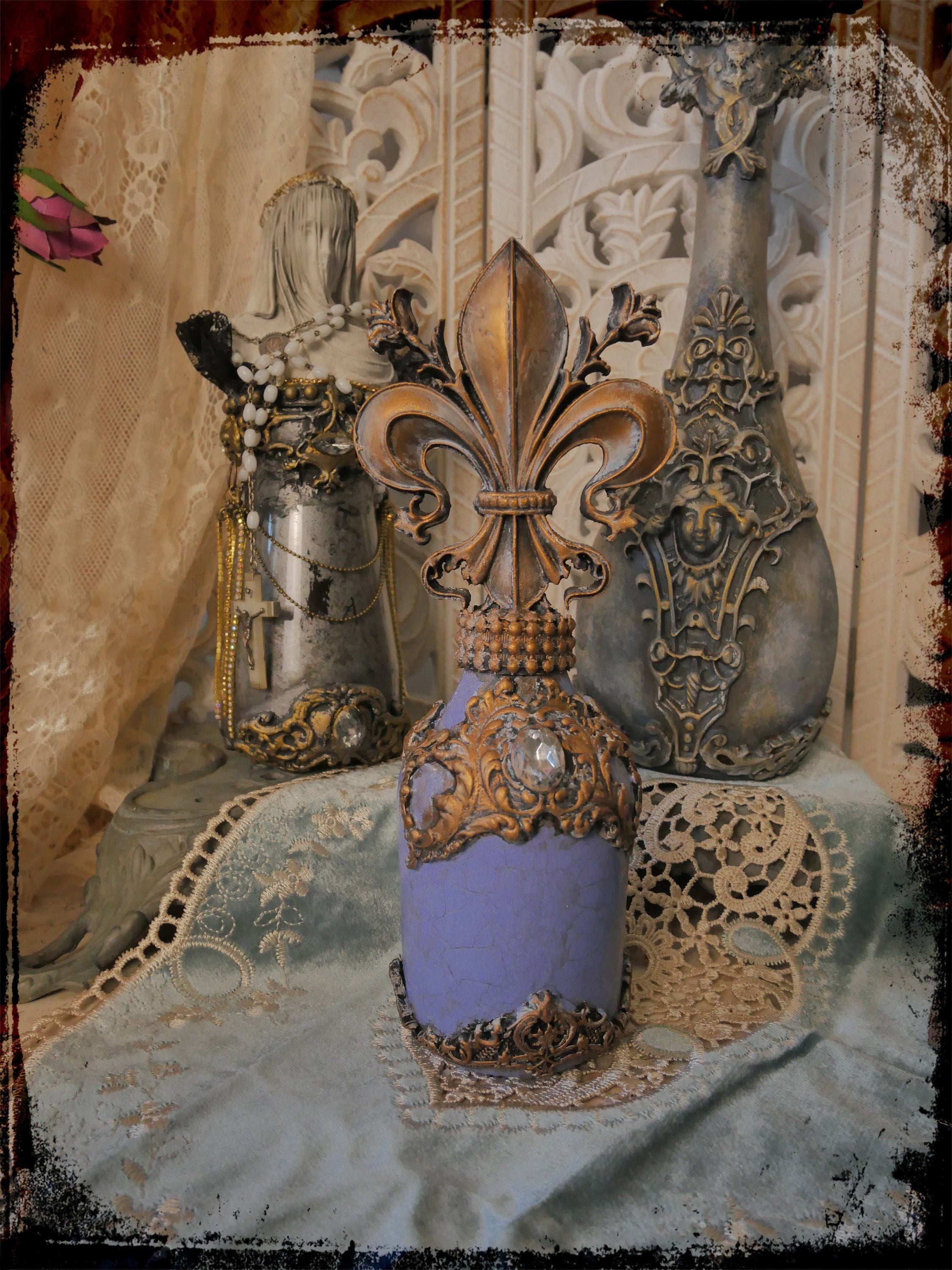 Flacon de décoration de style baroque avec fleurs de lys