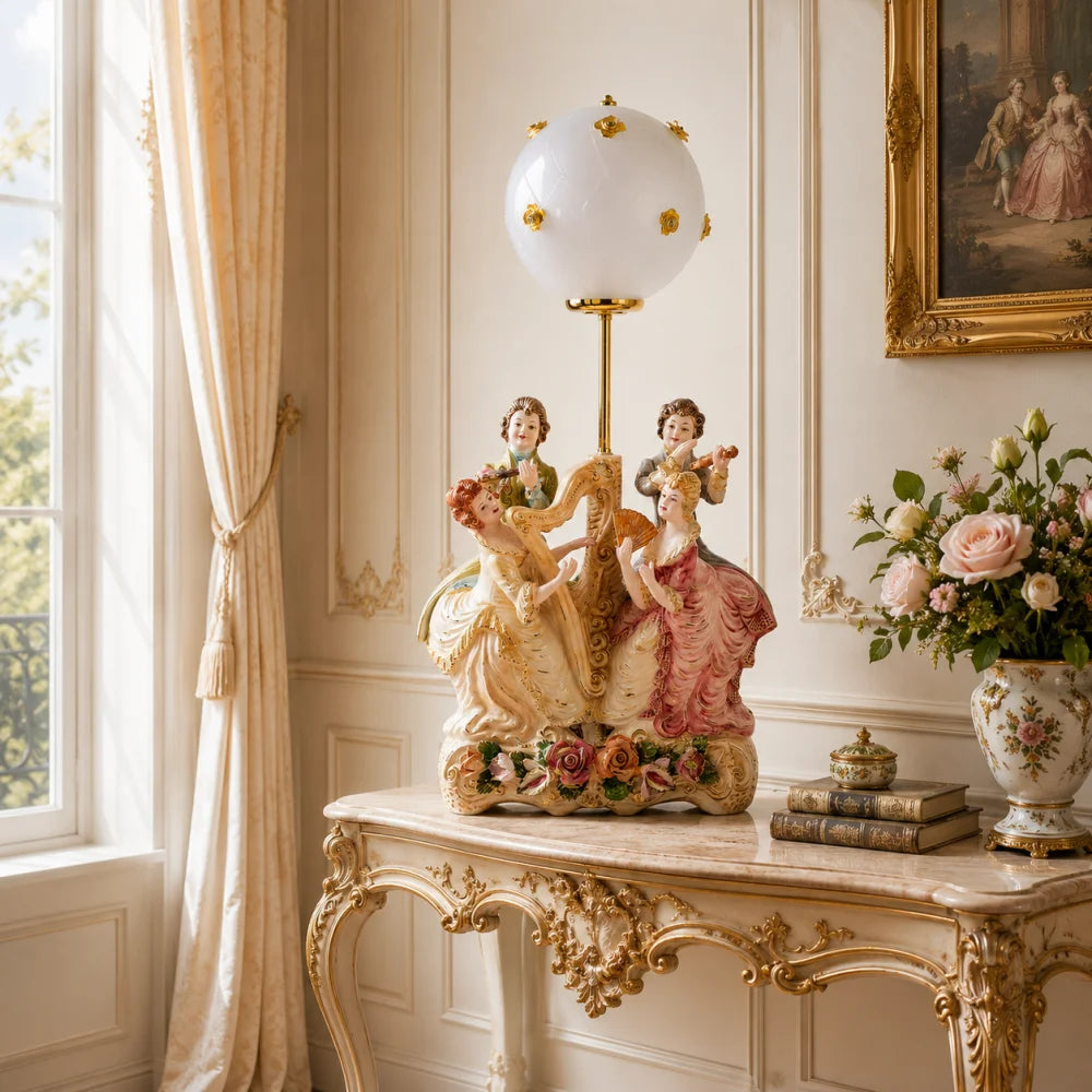 lampe-style-louis-xv-en-campodimonte-pour-salon-aristocratique-style-XVIIIe / lampe baroque pour salon aristocratique et interieur chic avec globe opalin /  lampe design italien