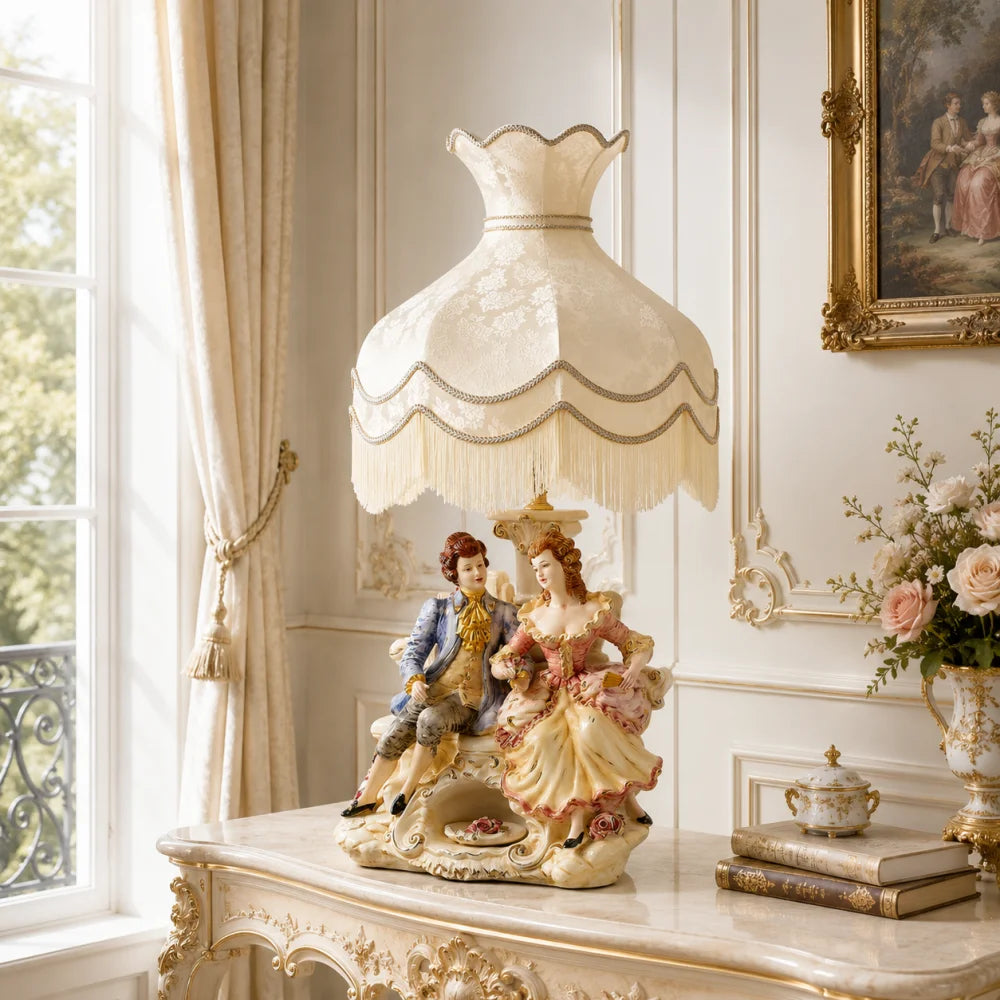 lampe-couple-aristocratique-pour-interieur-baroque-style-XVIIIe / lampe baroque pour decoration style louis xv louis xvi ou marie-antoinette /  lampe design italien / lampe de salon baroque