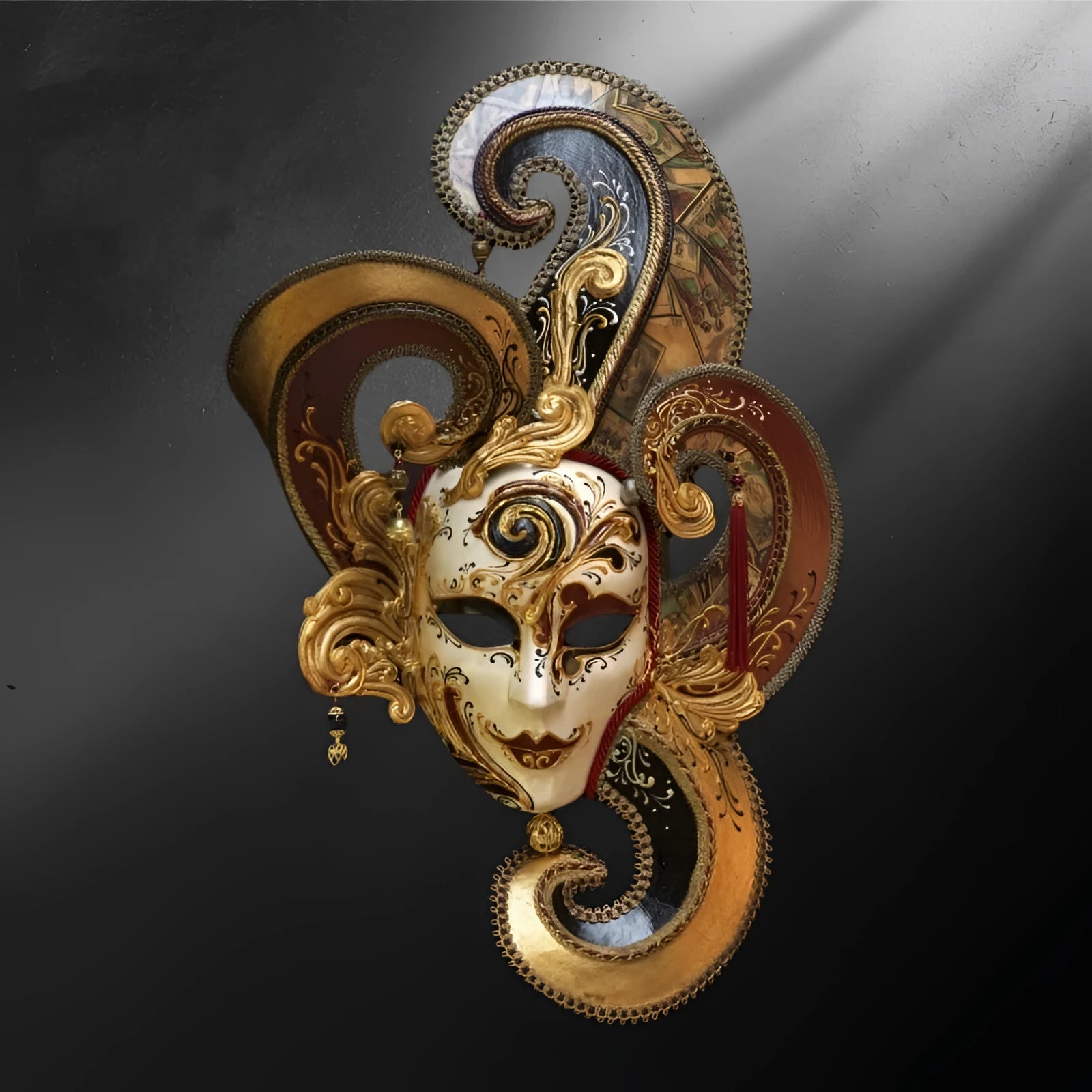 masque-venitien-orfea-tarocchi-pour-decoration-murale-couleur-or-fait-main-en-venetie