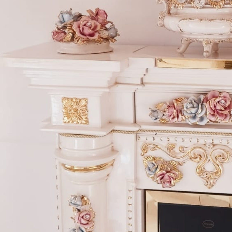 partie supérieure gauche d'une cheminée baroque en ceramique et aux ornements dorés à la feuille d'or