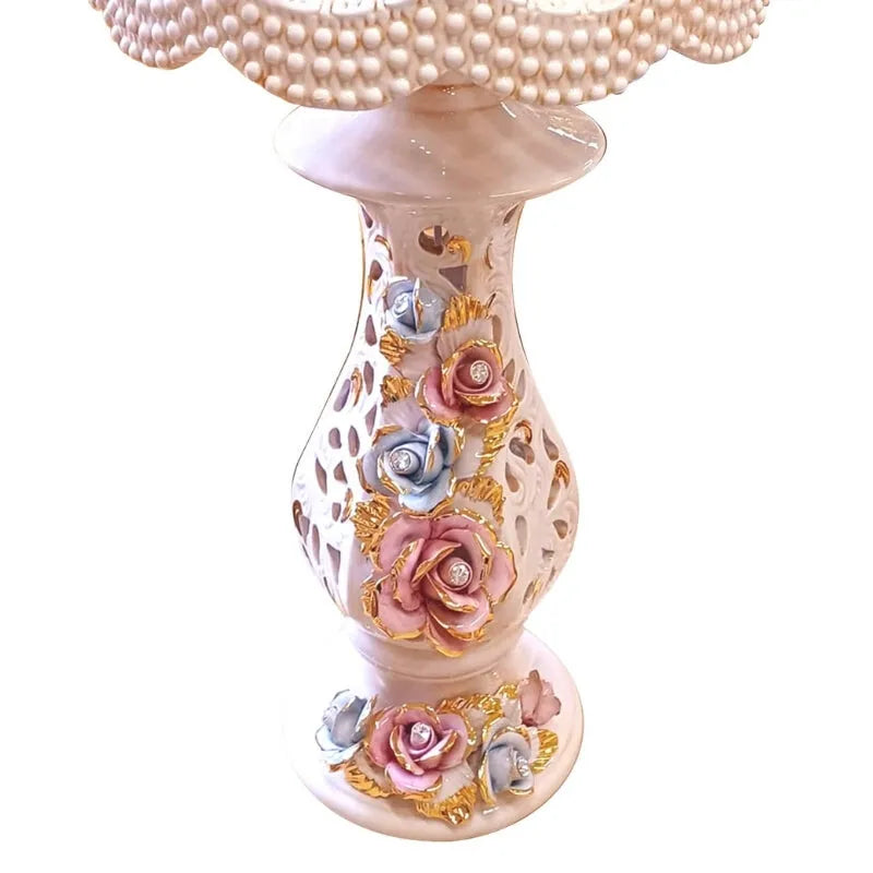 pied de lampe à poser avec roses bicolores et dorures à la feuille d'or 24 carats style XVIIIe siecle