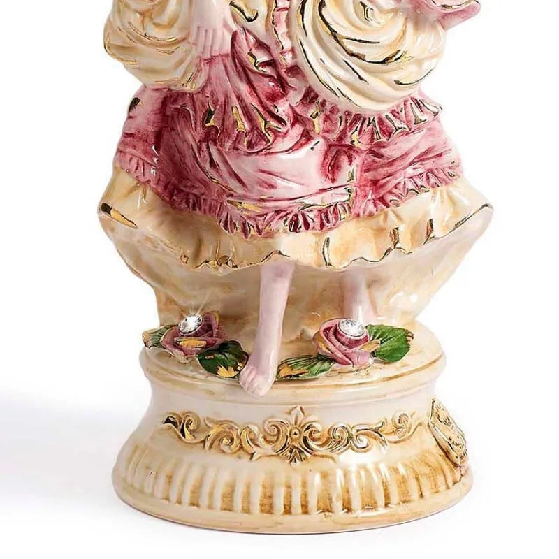 pieds de femmes ornés de ses sculptures de roses et de volutes style rococo