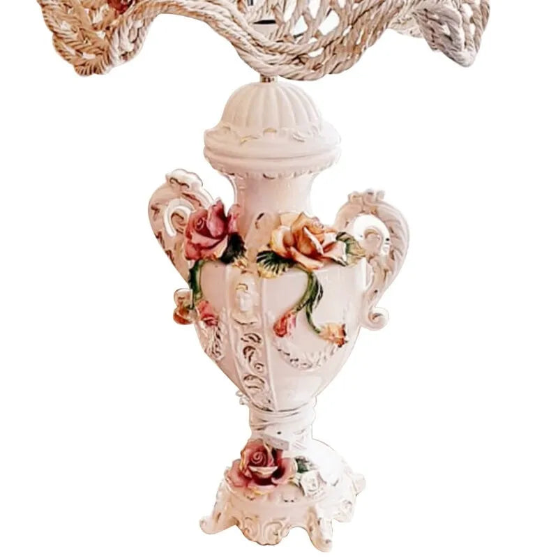 pied de lampe de salon avec hanses à volutes style rococo et ses roses en ceramique de capodimonte