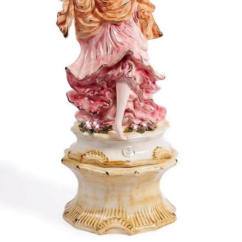 pieds d'unefemme avec roses incrustées de cristaux swarosvki et sculptures à volute style rococo