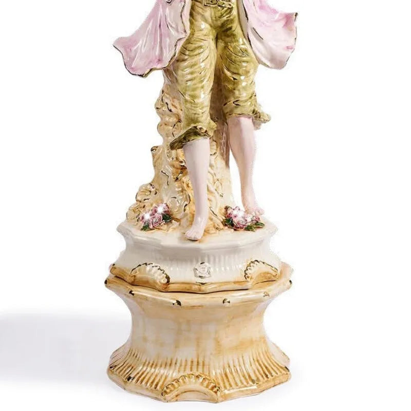 pieds d'un homme avec roses incrustées de cristaux swarosvki et sculptures à volute style rococo