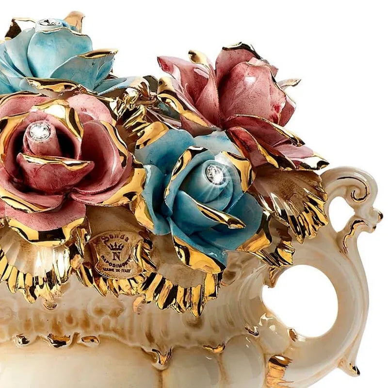 roses bleues et roses en ceramique incrustées de cristaux swarovski et poinçonnées N de capodimonte style rococo